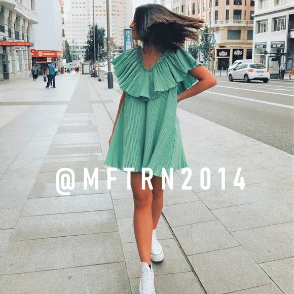 SOLD! BLOGGERS' FAVE!!! ZARA Short V-Neck Dress* - Picture 13 of 16